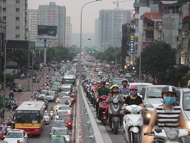 Nhiều khu vực Hà Nội ùn tắc, tuy nhiên vận tải công cộng phát triển chậm, hiện mới đáp ứng dưới 10% nhu cầu. Ảnh: VIẾT LONG