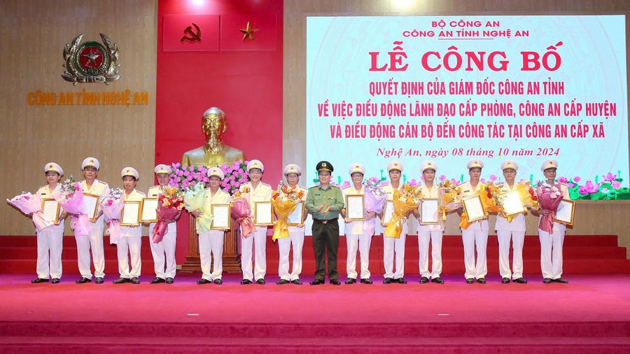 Trao Quyết định điều động cán bộ đến công tác tại Công an cấp xã - Ảnh Công an Nghệ An.