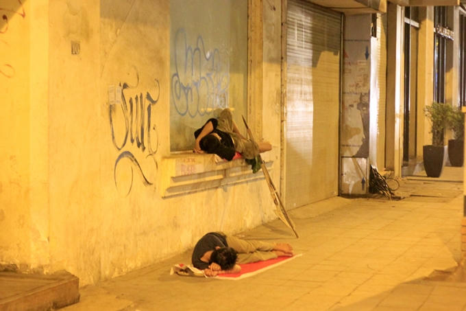 Những người lao động tranh thủ nằm ngủ ngay trên vỉa hè !?