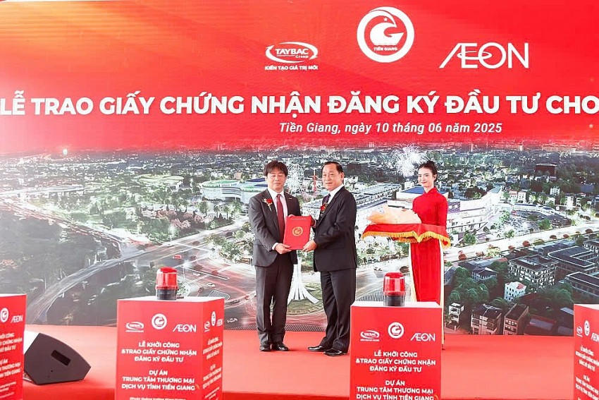 Phó Bí thư tỉnh ủy, Chủ tịch UBND tỉnh Tiền Giang trao Giấy chứng nhận đăng ký đầu tư dự án cho AEON Việt Nam