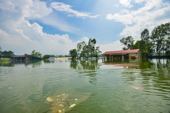 Cả một biển nước bủa vây khu dân cư, nhiều khu vực người dân phải sử dụng đến xuồng máy hoặc thuyền mới có thể tiếp cận.