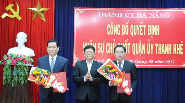 Phó Bí thư Thường trực Thành ủy Đà Nẵng Võ Công Trí trao quyết định, chúc mừng các đồng chí Nguyễn Thanh Quang (bìa trái), Lê Minh Trung (bìa phải). Ảnh báo Đà Nẵng