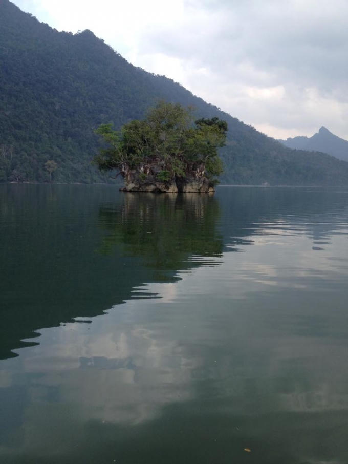 Hồ Ba Bể mang vẻ đẹp hoang sơ và huyền ảo trong buổi sớm mai.