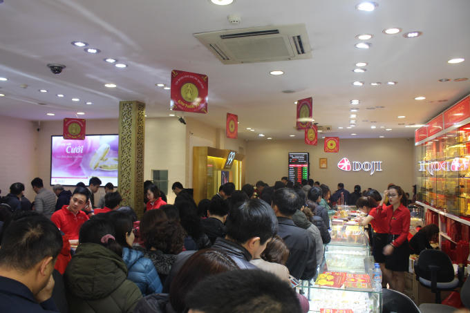 Bên trong các cửa hàng luôn chật kín người đi xem các mẫu mã vàng trang sức cho ngày này.