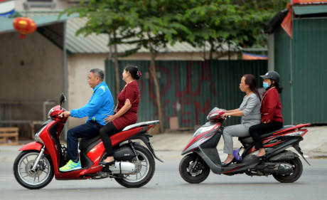Hai xe nối đuôi nhau tại ngã tư Mạc Thái Tổ - Trung Kính.