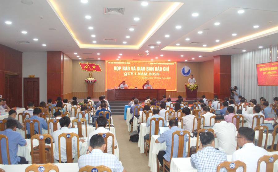 Quang cảnh buổi họp báo và giao ban báo chí.