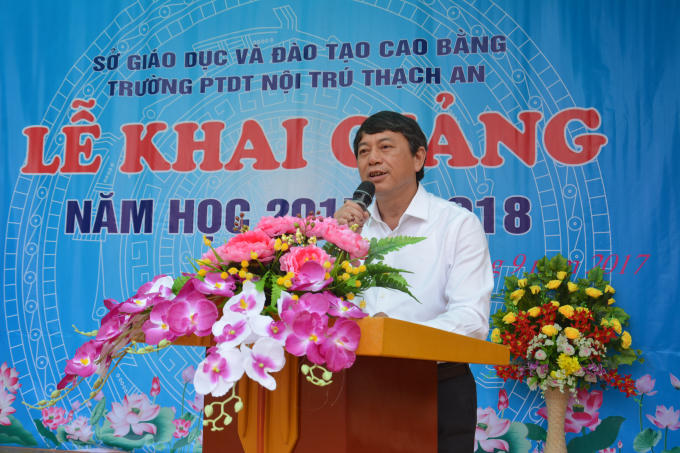 Ông Hoàng Xuân Ánh, Chủ tịch UBND tỉnh Cao Bằng tới dự và phát biểu chỉ đạo tại lễ khai giảng năm học mới.