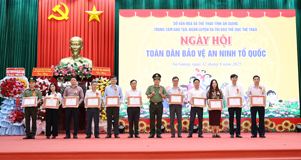 Đồng chí Thiếu tướng Nguyễn Văn Hận, Giám đốc Công an tỉnh trao Giấy khen của Công an tỉnh cho 05 tập thể và 06 cá nhân