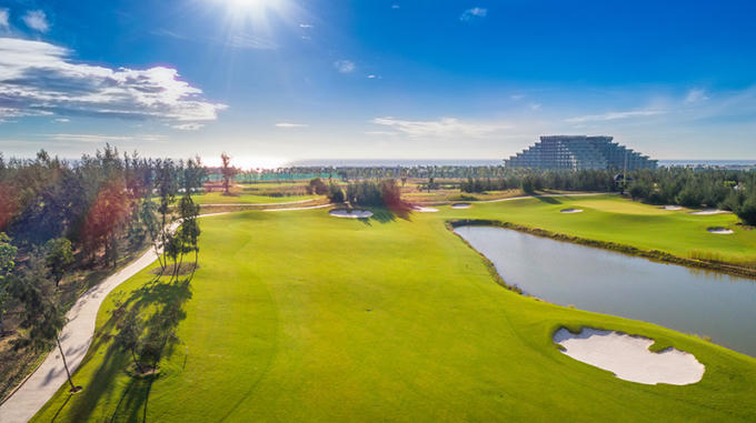 Vinpearl Golf Nam Hội An tọa lạc tại quần thể khách sạn nghỉ dưỡng – vui chơi giải trí cao cấp Vinpearl Resort & Golf Nam Hội An (Quảng Nam). Sân sở hữu chiều dài tối đa là 7.224 yard, được tư vấn, thiết kế bởi tập đoàn nổi tiếng IMG Worldwide nên đáp ứng những tiêu chuẩn khắt khe nhất của một sân golf quốc tế và phù hợp để tổ chức tất cả các giải đấu của PGA (Hiệp hội golf chuyên nghiệp).
