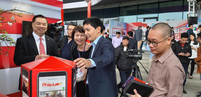 Phó trưởng ban Tuyên giáo Trung ương Lê Mạnh Hùng tỏ ra rất vui vẻ khi đến với gian trưng bày của báo PLVN.