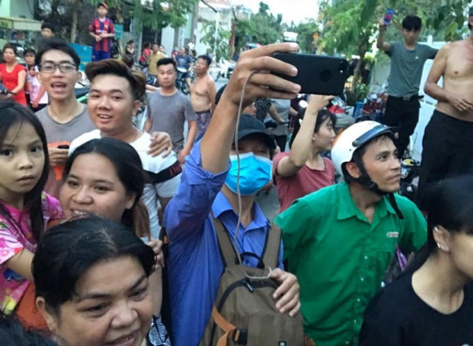 Rất đông người dân theo dõi cảnh sát khám xét nhà Phúc XO.