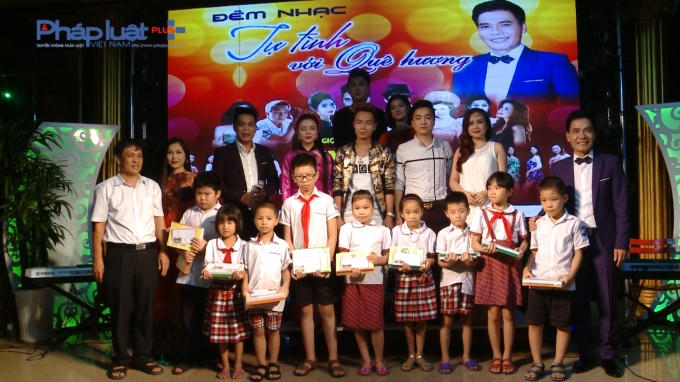 Huy Cường: Mang &acirc;m nhạc tri &acirc;n qu&ecirc; hương