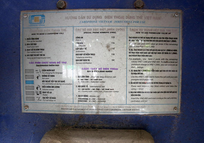 Bảng hướng dẫn sử dụng điện thoại dùng thẻ Việt Nam gắn trong cabin còn ghi rõ bốt điện thoại này được sản xuất năm 2002.
