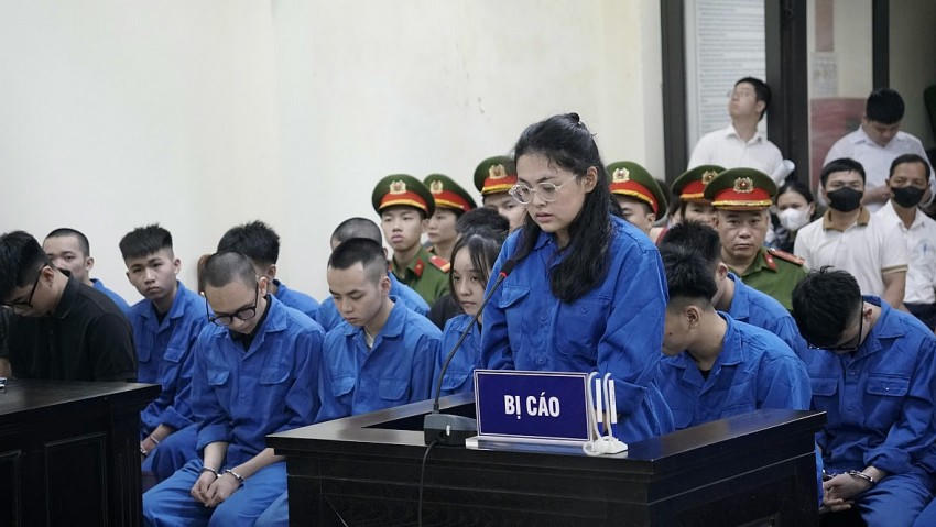 Bị cáo Nguyễn Hồng Nhung trong phiên toà.