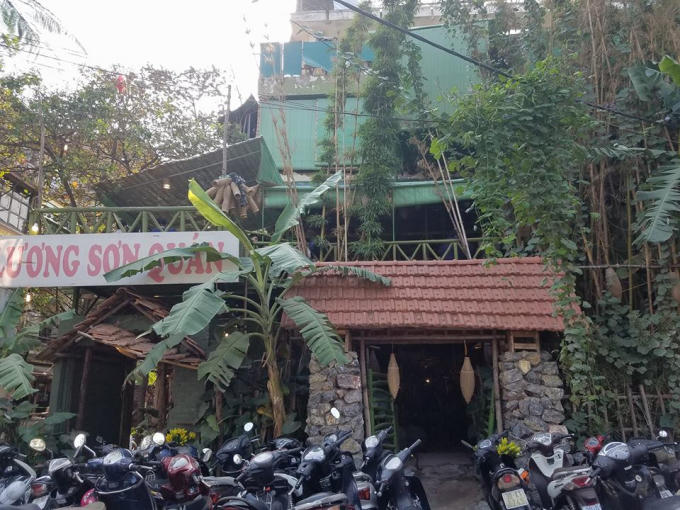 Nhà hàng Lương Sơn Quán có địa chỉ tại số 173 phố Thái Hà, quận Đống Đa, TP Hà Nội.