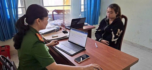 Bảo mẫu Tuyền tại cơ quan công an