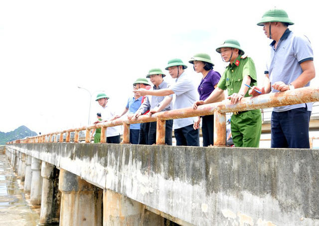 Bộ trưởng Nguyễn Xuân Cường (thứ 4 từ phải sang) kiểm tra, chỉ đạo công tác phòng chống thiên tai tại tràn Lạc Khoái, Gia Viễn, Ninh Bình.