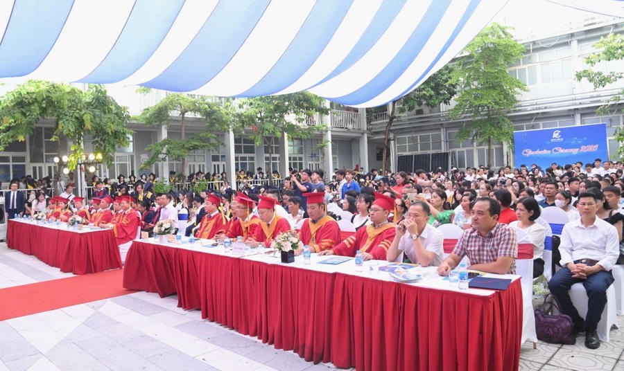 Toàn cảnh buổi lễ tốt nghiệp và trao bằng đợt 2 năm 2025. (Ảnh: epu.edu.vn)