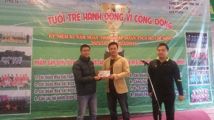 Nhà báo Trần Cao Nguyên - Phó Chủ tịch CLB FC Phóng viên Việt Nam (bìa trái) trao số tiền 3 triệu đồng hỗ trợ cho Quỹ từ thiện giúp đỡ nghệ sĩ nghèo neo đơn, có hoàn cảnh khó khăn.