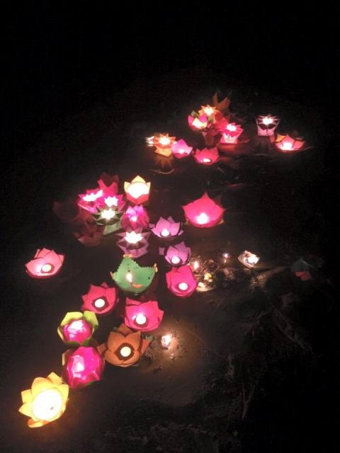 Những chiếc đèn ấp ủ những điều mong ước và cầu nguyện.