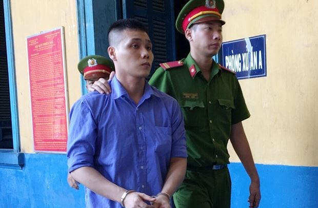 Bị cáo Trực bị dẫn giải sau phiên tòa phúc thẩm. (Ảnh: Hoài Thanh/Zing)