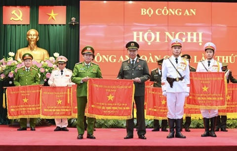 Đồng chí Đại tướng Tô Lâm, UVBCT, Bộ trưởng Bộ Công an thừa ủy quyền của Thủ tướng Chính phủ trao Cờ Thi đua của Chính phủ cho Cục Cảnh sát điều tra tội phạm về ma túy. (Ảnh: Bộ Công an)