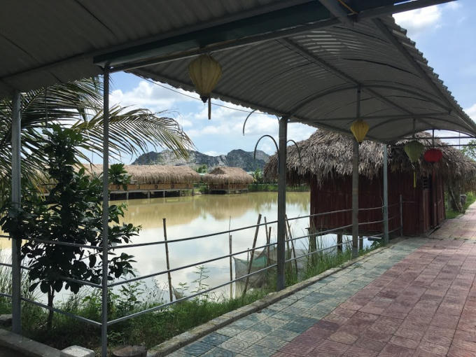 Các chòi câu cá và phục vụ ăn uống.