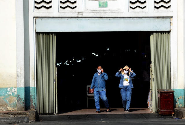 Vài du khách người Việt bịt kín khẩu trang, dạo trong chợ.