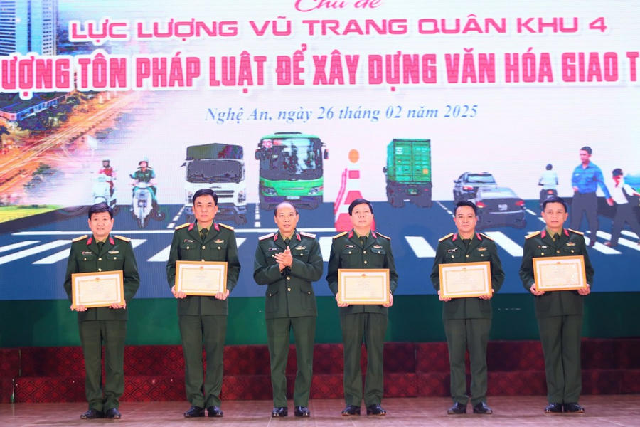 Trung tướng Trần Võ Dũng – Bí thư đảng uỷ, Chính uỷ quân khu 4 trao Bằng khen của Bộ trưởng BQP cho các tập thể và cá nhân “Vì đã có thành tích xuất sắc trong thực hiện giai đoạn 1 (2021-2024) Đề án 1371”