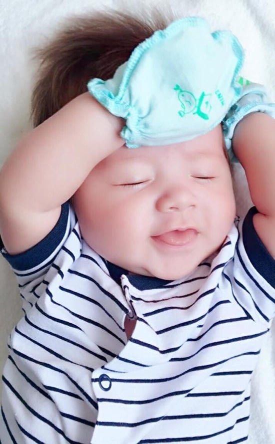Hình ảnh vô cùng đáng yêu của con trai Elly Trần.