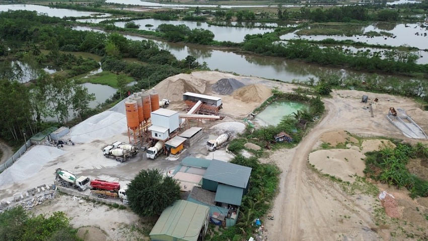 Trạm trộn bê tông của Công ty CP tư bấn địa kỹ thuật Việt Cường nhìn từ trên cao hoạt động trên đất thuê đã hết hạn chưa được cơ quan chức năng gia hạn thuê đất.