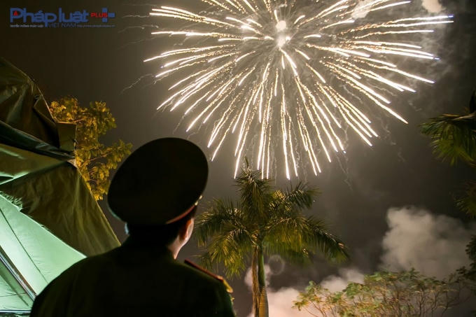 Đằng sau những m&agrave;n ph&aacute;o hoa rực rỡ tại H&agrave; Nội