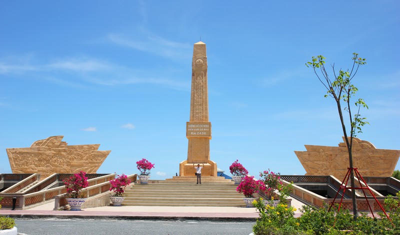 Cột mốc đường Hồ Chí Minh điểm cuối Cà Mau.