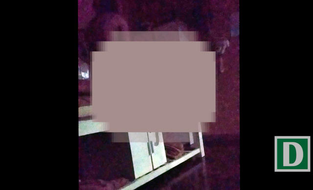 Cảnh nhân viên massage thư giãn bằng cách trườn sữa nóng cho khách.