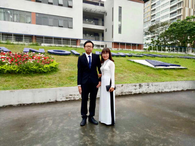 Cao Tuấn Kiệt chụp ảnh cùng mẹ Nguyễn Thị Nam – Giảng viên Vật lí Đại học Xây dựng Hà Nội.