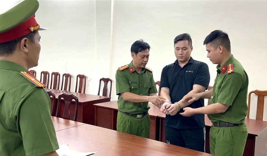 Cơ quan Công an tống đạt quyết định và lệnh đối với Võ Hải Đương về tội mua bán người. Ảnh: Bộ Công an.