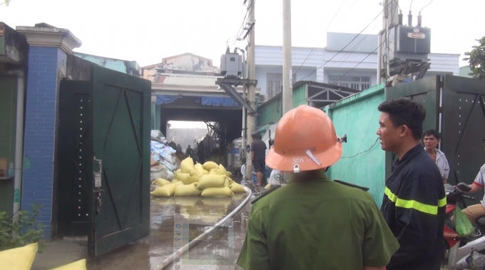 Sau gần 1h nỗ lực, ngọn lửa đã được khống chế
