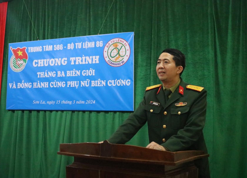 Thượng tá Trần Quang Huy, Bí thư Đảng uỷ, Chính uỷ Trung tâm 586 phát biểu tại Chương trình "Tháng ba biên giới" và "Đồng hành cùng phụ nữ biên cương".