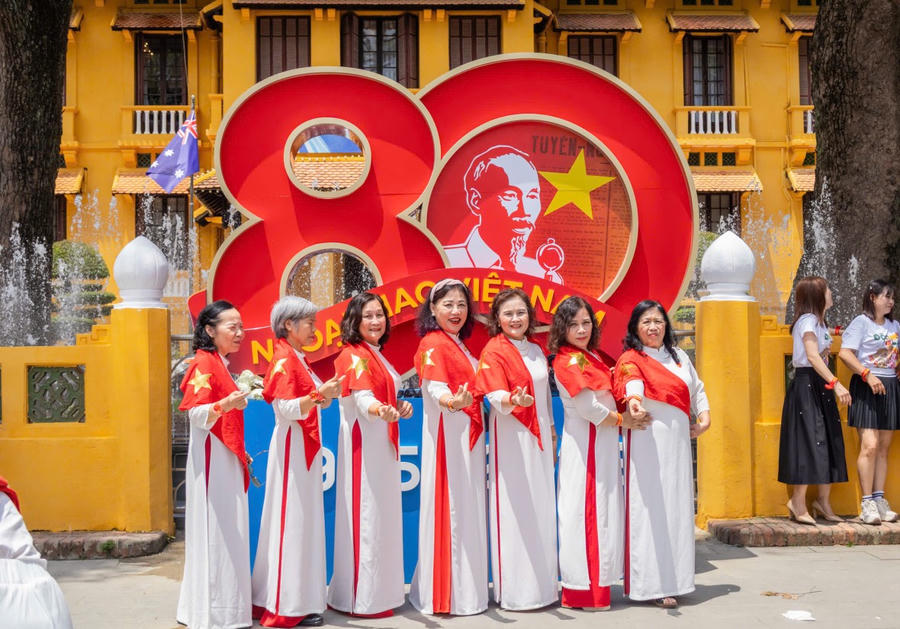 Không khí mừng Quốc khánh 2/9 lan tỏa khắp phố phường Hà Nội