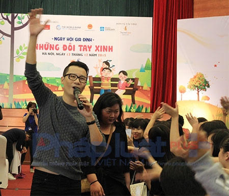 Không băng rôn, không khẩu hiệu, không tiếng hò reo cổ vũ, nhưng sự thể hiện nhiệt tình của ca sĩ Hoàng Bách đã nhận được “trái tim” của các em khiếm thính bằng hành động.