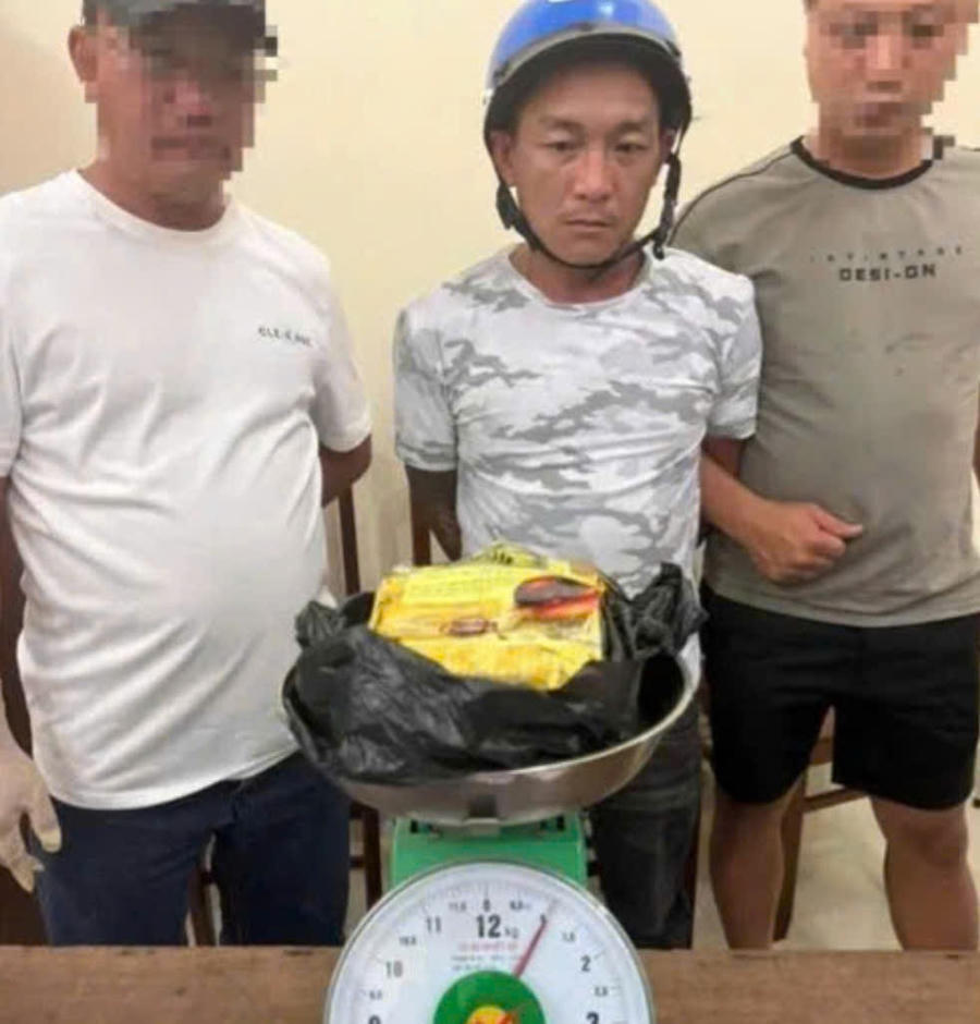 Công an thu giữ khoảng 1kg chất ma túy. K.L