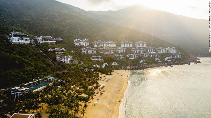 InterContinental Danang Sun Peninsula Resort trải dài qua một sườn đồi xanh mướt hướng ra biển, với 197 phòng nên rất thích hợp để tổ chức một lễ cưới đông khách mời (Ảnh: CNN).