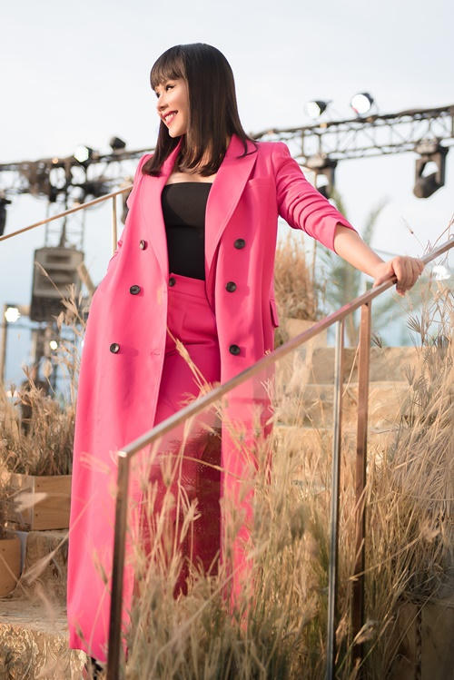 Từng nhận giải The Best Face (Gương mặt khả ái nhất) và có tên trong Top 12 chung cuộc Hoa hậu Quý bà Hoàn vũ Việt Nam 2016, Hoa hậu Hằng Nguyễn hiện đang sở hữu một công ty đa ngành hoạt động trong các lĩnh vực y tế, xây dựng đồng thời cũng là một nhà thiết kế thời trang danh tiếng. Hằng Nguyễn đến chúc mừng NTK Vincent Đoàn và cũng qua đó học hỏi, tìm hiểu những ý tưởng cho bản thân với nhiều kế hoạch về các show diễn thời trang trong tương lai.