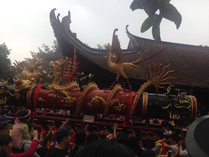 Đội quân rước pháo trong sự cổ vũ của hàng nghìn người.