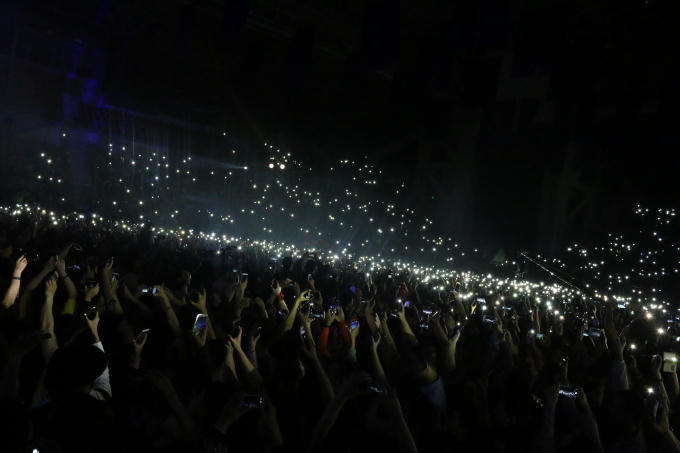 Khán giả có mặt trong đêm Trần Lập - Hẹn gặp lại đã bật đèn flash để cổ vũ cho màn biểu diễn của các nghệ sĩ trên sân khấu.