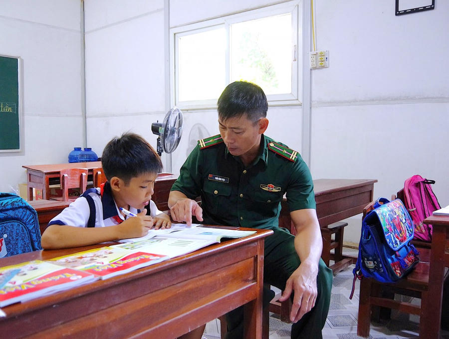 Ngoài dạy chung, thầy Phục còn rèn con chữ riêng cho các cháu học sinh còn yếu trong lớp.