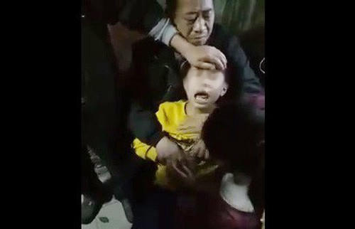 Hình ảnh cháu bé được cho là phát dại với những tiếng kêu như chó sủa (ảnh cắt từ clip)