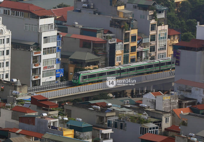 Có nhiều đoạn chuyến tàu băng qua khu dân cư thu hút sự chú ý của người dân. Nhìn đoàn tàu màu xanh lá lao nhanh, nhiều người kỳ vọng đây sẽ là phương tiện công cộng chủ lực của Thủ đô trong tương lai gần.