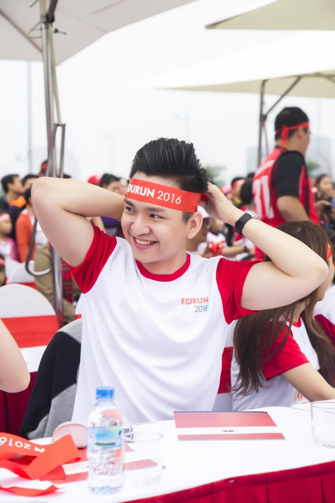 MC Hạnh Ph&uacute;c h&agrave;o hứng chạy bộ g&oacute;p quỹ cho trẻ em ngh&egrave;o Quảng Trị