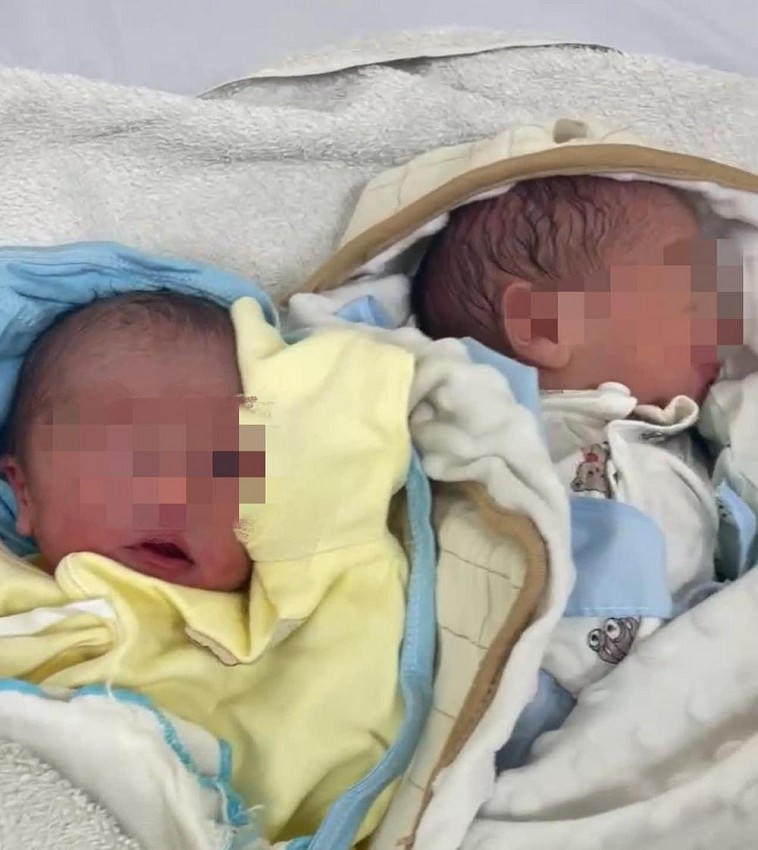 Hình ảnh hai bé trai sơ sinh bị bỏ trong thùng xốp kèm lá thư tay.